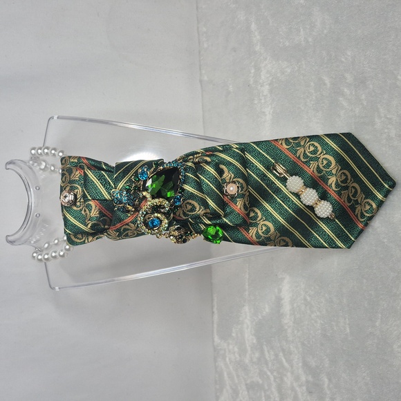 Handcrafted Luxury Fashion Necktie Necklace 📿 (Emerald City Girl) - Picture 6 of 13